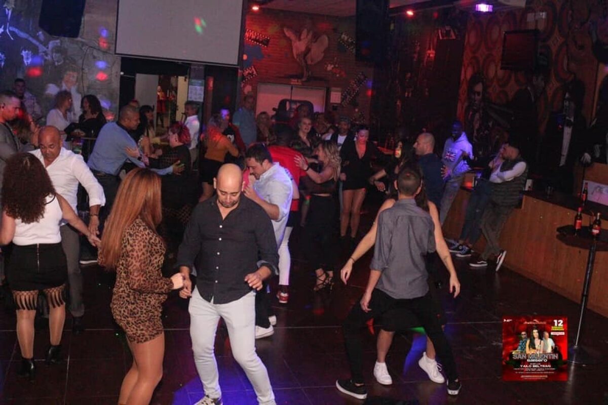 Pista de baile de La Farándula llena de gente bailando bajo luces de colores